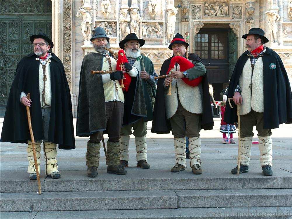 Milano - Zampognari sul sagrato del Duomo